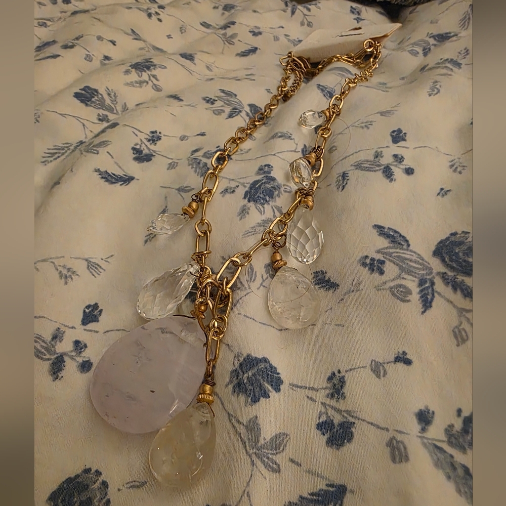 Elegant Gold and Crystal Necklace